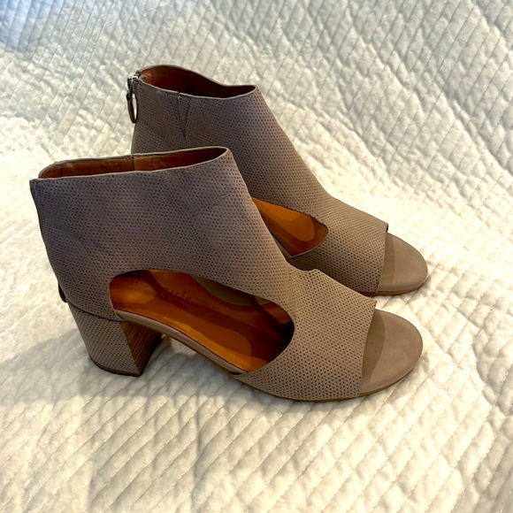 Kenneth Cole tan heels - Picture 2 of 4